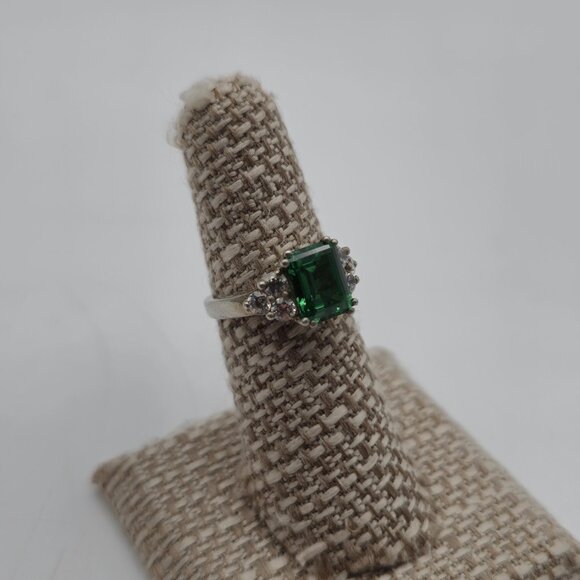 Size 6 Sterling Silver Beautiful Green Cubic Zirconia Gem Ring A3672 - Picture 3 of 9